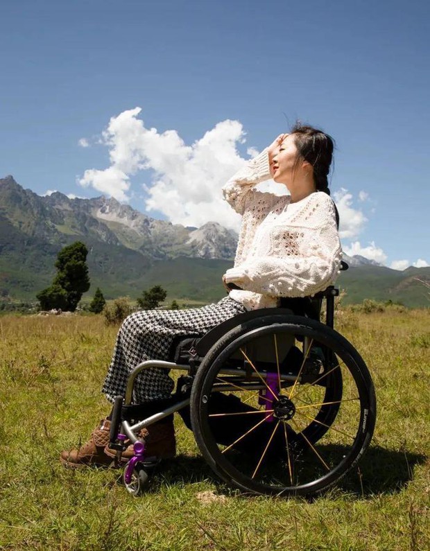 Ngồi trên xe lăn hơn 10 năm, người phụ nữ tìm thấy tự do bằng ngôi nhà không vật cản - Ảnh 3.