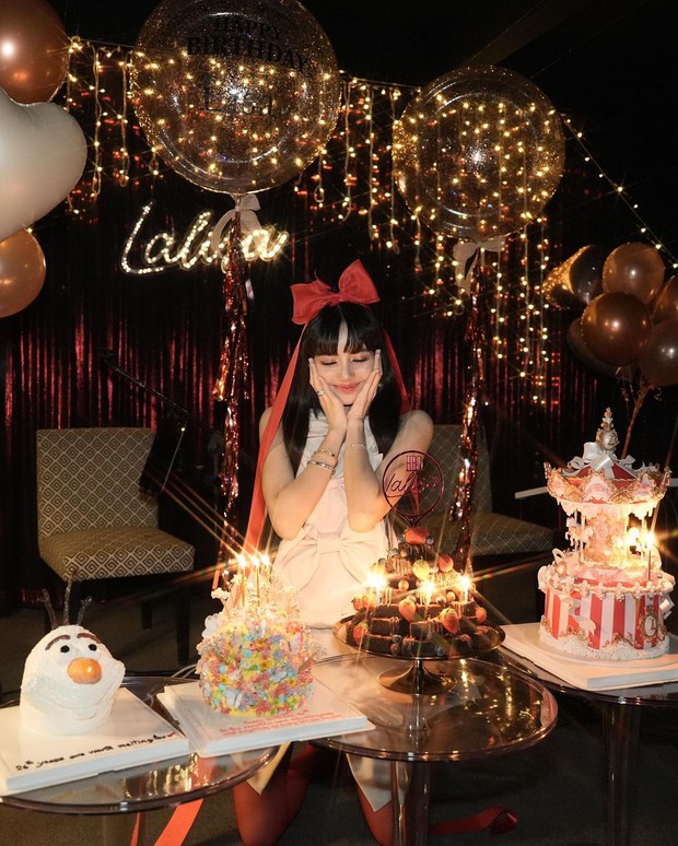 Lisa như búp bê sống trong bữa tiệc sinh nhật tại quê nhà, đọ sắc cực gắt với “đệ nhất mỹ nhân Thái Lan” - Ảnh 2.