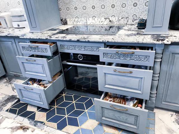 Góc bóc giá: Ca nương Kiều Anh chi 500 triệu chỉ để mua tủ lạnh, vợ Việt của đại gia Thái Lan có góc bếp đắt bằng căn chung cư - Ảnh 9.