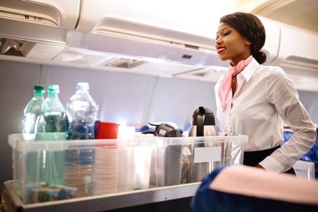 Nữ tiếp viên hàng không kỳ cựu khẳng định: Muốn ăn ngon hãy ngồi lên ghế đầu trên máy bay, vì sao lại có chuyện như thế? - Ảnh 1.