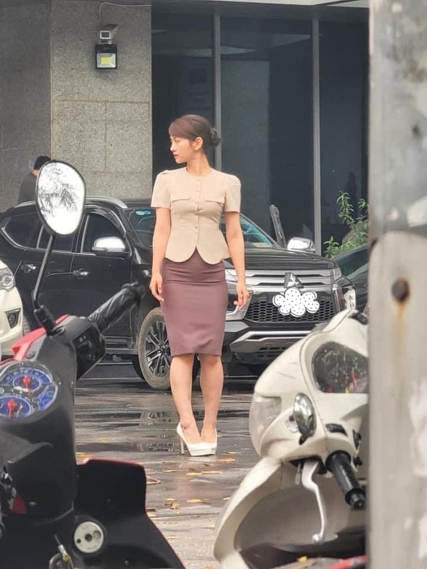 Lê Bống lại bị tung ảnh để lộ khuyết điểm, netizen bênh vực nhưng thắc mắc: “Có cần mặc váy chật cứng vậy không?” - Ảnh 3. Lê Bống lại bị tung ảnh để lộ khuyết điểm, netizen bênh vực nhưng thắc mắc: “Có cần mặc váy chật cứng vậy không?” - Ảnh 3.