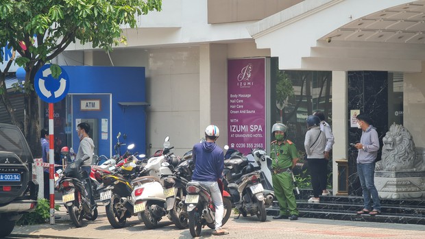 Thanh niên cầm vật nghi súng xông vào cướp ngân hàng giữa trung tâm Đà Nẵng - Ảnh 1.