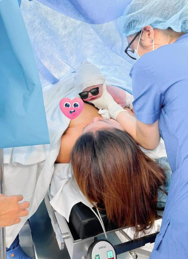 Ca sĩ Vbiz từng vướng tranh cãi vì quan điểm không muốn sinh con: Suýt từ hôn với chồng kém 3 tuổi, vừa chào đón con gái đầu lòng - Ảnh 10. Ca sĩ Vbiz từng vướng tranh cãi vì quan điểm không muốn sinh con: Suýt từ hôn với chồng kém 3 tuổi, vừa chào đón con gái đầu lòng - Ảnh 10.