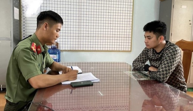Xử phạt nam thanh niên chụp ảnh mặc quân phục đăng lên mạng để câu like - Ảnh 1. Xử phạt nam thanh niên chụp ảnh mặc quân phục đăng lên mạng để câu like - Ảnh 1.
