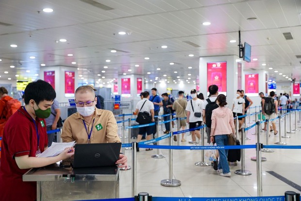 Cận cảnh quá trình làm thủ tục bay bằng CCCD gắn chip tại sân bay Nội Bài - Ảnh 10.