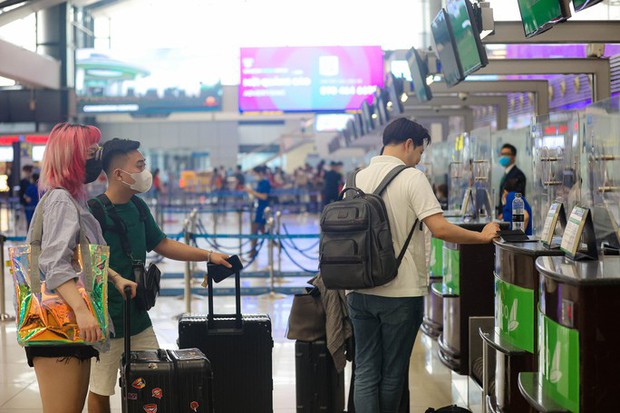 Cận cảnh quá trình làm thủ tục bay bằng CCCD gắn chip tại sân bay Nội Bài - Ảnh 8.