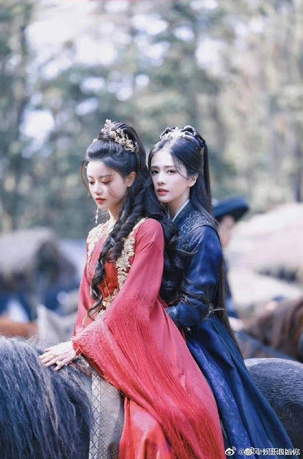 Phát sốt với cảnh 2 mỹ nữ đẹp nhất Trường Nguyệt Tẫn Minh ôm ấp thân thiết, fan đẩy thuyền rần rần trên Weibo - Ảnh 1.