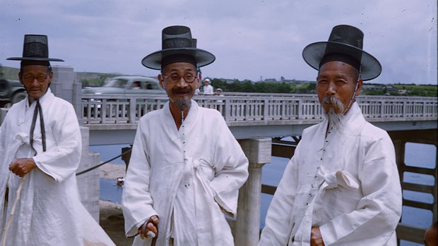 Bộ ảnh hiếm ghi lại cuộc sống ở Hàn Quốc 70 năm trước: Thời trang hoàn toàn khác biệt, tụ điểm nổi tiếng lại hoang sơ khó ai nhận ra - Ảnh 2.
