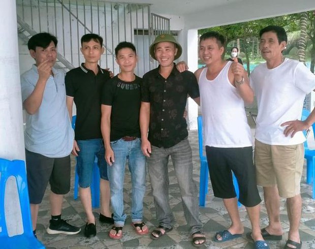 2 ngư dân chèo thuyền thúng cứu 4 du khách đuối nước ở biển Cửa Lò - Ảnh 3. 2 ngư dân chèo thuyền thúng cứu 4 du khách đuối nước ở biển Cửa Lò - Ảnh 3.
