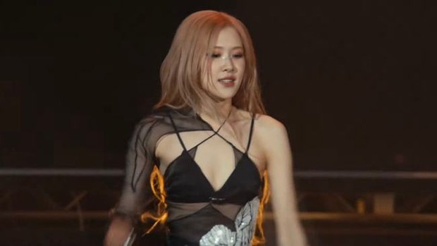 BLACKPINK đốt cháy sân khấu Coachella với diện mạo sexy: Jennie mặc áo cắt khoét lấp ló vòng 1, Rosé khoe trọn thân hình nuột nà - Ảnh 7.