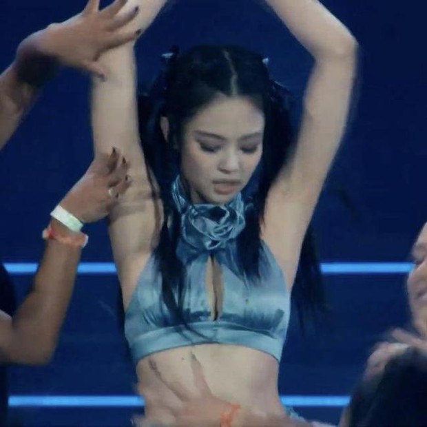 BLACKPINK đốt cháy sân khấu Coachella với diện mạo sexy: Jennie mặc áo cắt khoét lấp ló vòng 1, Rosé khoe trọn thân hình nuột nà - Ảnh 5.