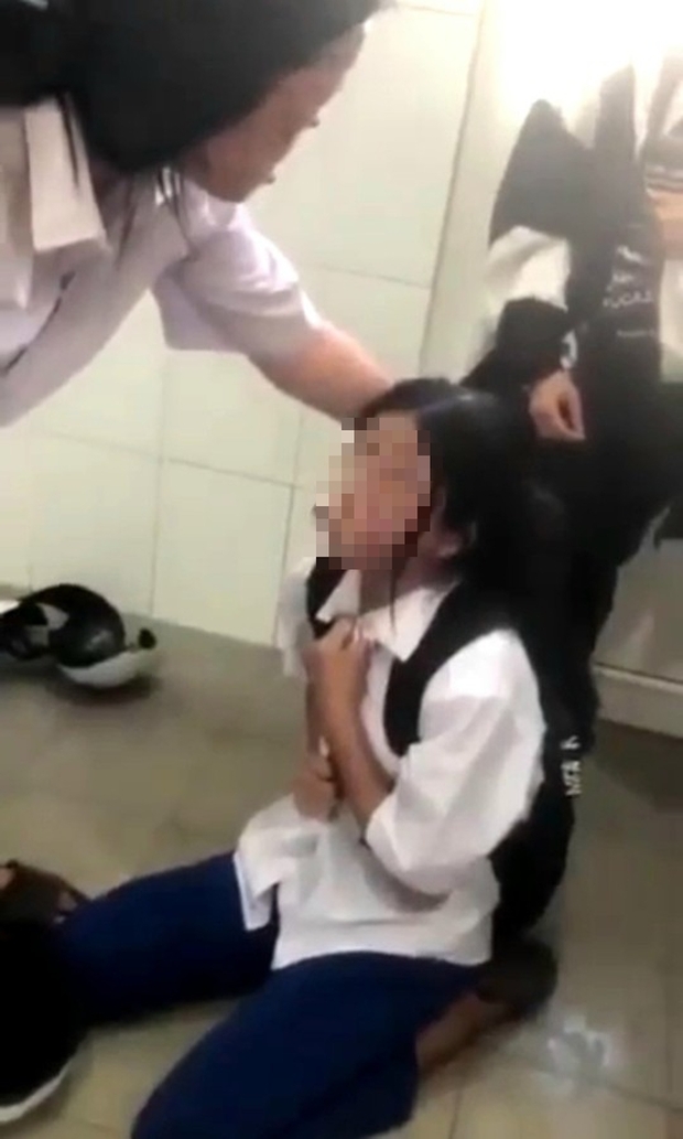 Phẫn nộ với clip nữ sinh bị đánh trong nhà vệ sinh - Ảnh 1.