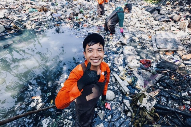Làn sóng người trẻ biến hình thành công nhân dọn rác: Đằm mình trong kênh đen hôi thối để cứu môi trường - Ảnh 2.
