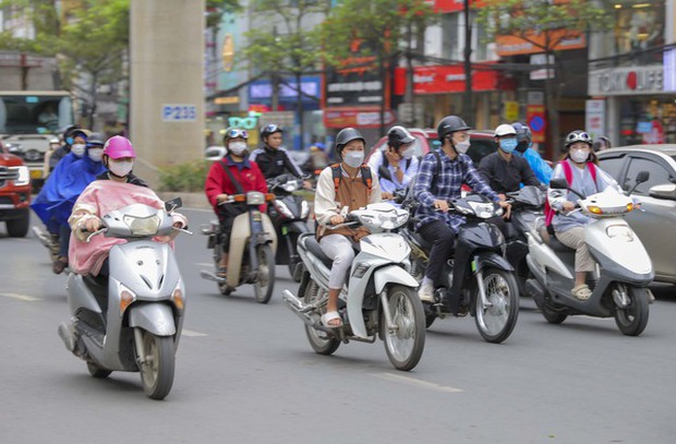 Người dân Hà Nội thích thú đón đợt rét nàng Bân cuối cùng trong năm - Ảnh 1. Người dân Hà Nội thích thú đón đợt rét nàng Bân cuối cùng trong năm - Ảnh 1.