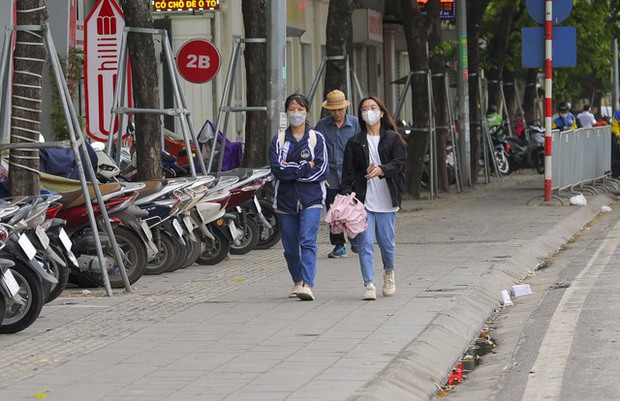 Người dân Hà Nội thích thú đón đợt rét nàng Bân cuối cùng trong năm - Ảnh 13. Người dân Hà Nội thích thú đón đợt rét nàng Bân cuối cùng trong năm - Ảnh 13.