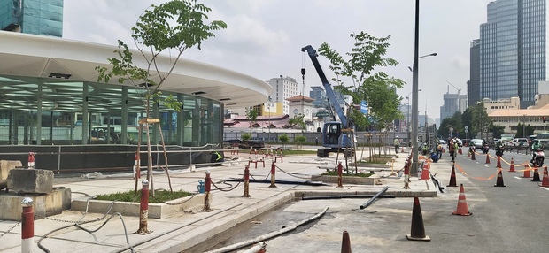 TPHCM: Tháo dỡ rào chắn Công viên 23 tháng 9 và giếng trời hoa sen trong tuyến Metro - Ảnh 2.