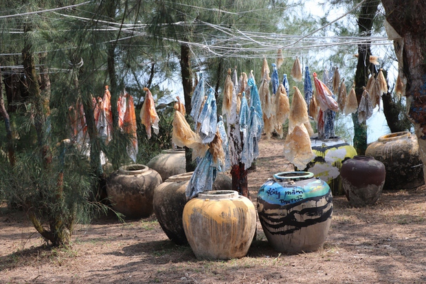 Dân chê họa sĩ vẽ tranh ở làng bích họa xấu, đòi xóa bỏ - Ảnh 16. Dân chê họa sĩ vẽ tranh ở làng bích họa xấu, đòi xóa bỏ - Ảnh 16.