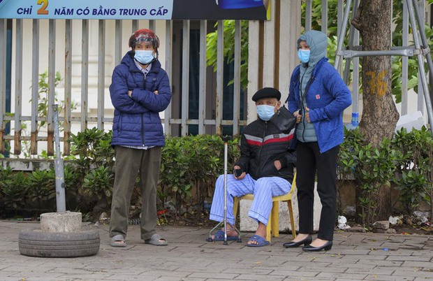 Người dân Hà Nội thích thú đón đợt rét nàng Bân cuối cùng trong năm - Ảnh 11. Người dân Hà Nội thích thú đón đợt rét nàng Bân cuối cùng trong năm - Ảnh 11.
