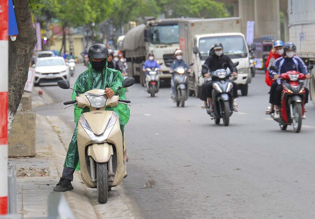 Người dân Hà Nội thích thú đón đợt rét nàng Bân cuối cùng trong năm - Ảnh 10. Người dân Hà Nội thích thú đón đợt rét nàng Bân cuối cùng trong năm - Ảnh 10.