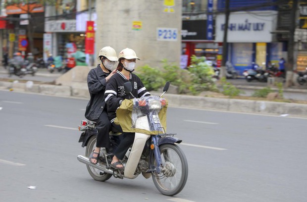 Người dân Hà Nội thích thú đón đợt rét nàng Bân cuối cùng trong năm - Ảnh 9. Người dân Hà Nội thích thú đón đợt rét nàng Bân cuối cùng trong năm - Ảnh 9.