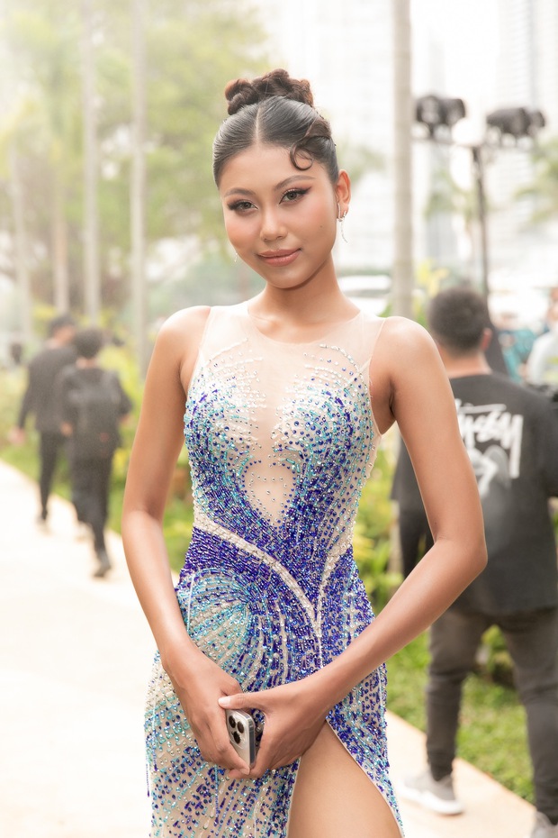 Miss Universe Thailand xinh nổi bật, Lâm Khánh Chi lạ lẫm bên dàn mỹ nhân chuyển giới đọ đường cong với trang phục cắt xẻ táo bạo - Ảnh 7.