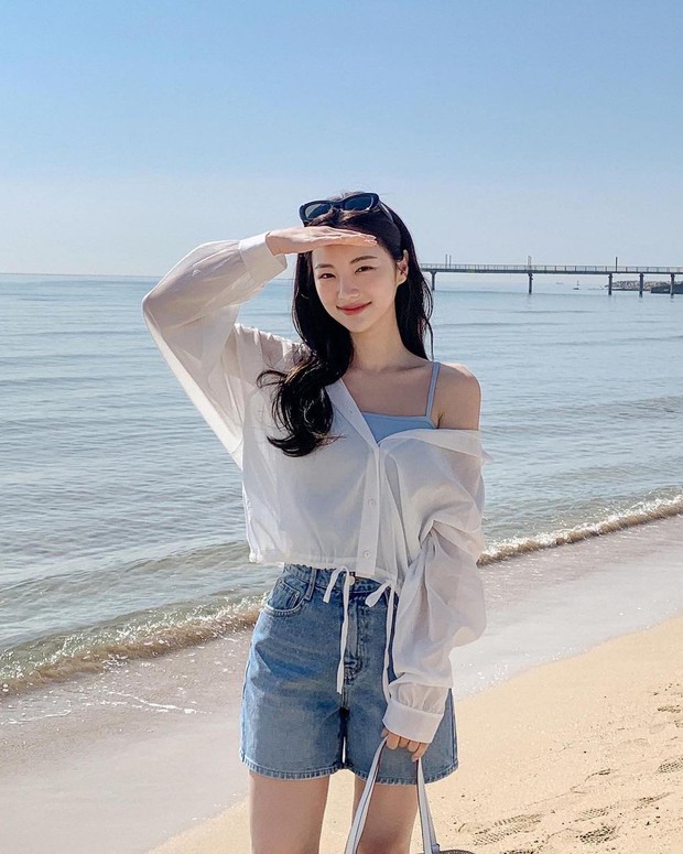 10 công thức diện áo sơ mi chuẩn đẹp khi đi du lịch của nàng blogger xứ Hàn - Ảnh 2.