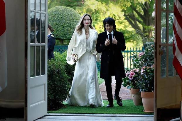 Angelina Jolie and her eldest son attend a state banquet, Maddox's new hairstyle attracts attention - Photo 2.