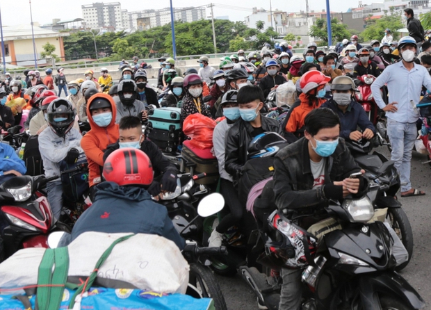 Những kiểu né tắc đường khi rời Hà Nội về quê nghỉ lễ - Ảnh 2. Những kiểu né tắc đường khi rời Hà Nội về quê nghỉ lễ - Ảnh 2.