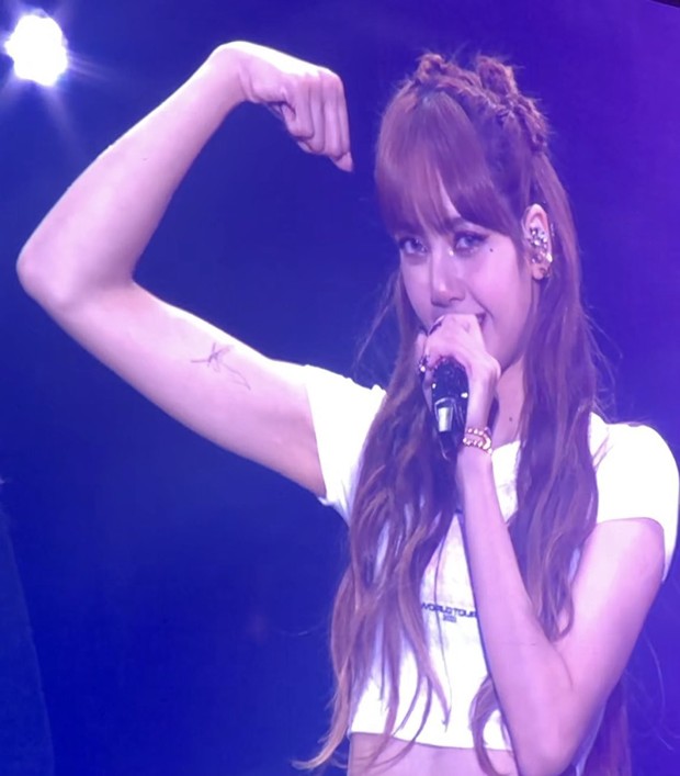 Lisa is finally wearing a short-sleeved shirt to show off her tattoo to satisfy fans!  - Photo 5.