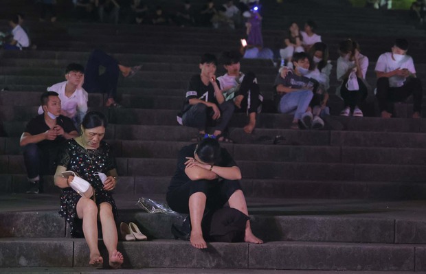 Du khách ngủ ngoài trời chờ ngày dâng hương, hành lễ tại đền Hùng - Ảnh 3.