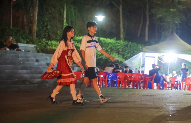 Du khách ngủ ngoài trời chờ ngày dâng hương, hành lễ tại đền Hùng - Ảnh 10.