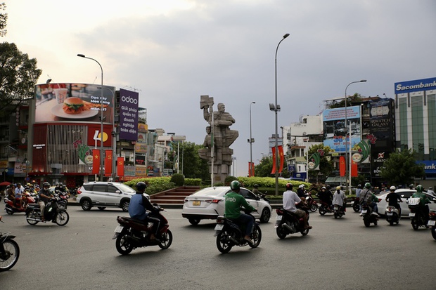 Đường phố TP HCM rực rỡ cờ hoa mừng ngày thống nhất - Ảnh 10.