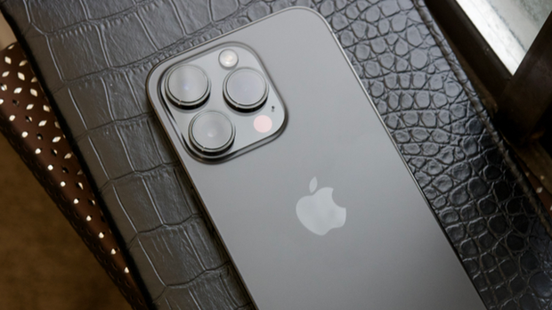 Trên logo quả táo của iPhone hóa ra có nút bấm bí mật - Chạm nhẹ vào là khóa màn hình hoặc mở ứng dụng - Ảnh 1.
