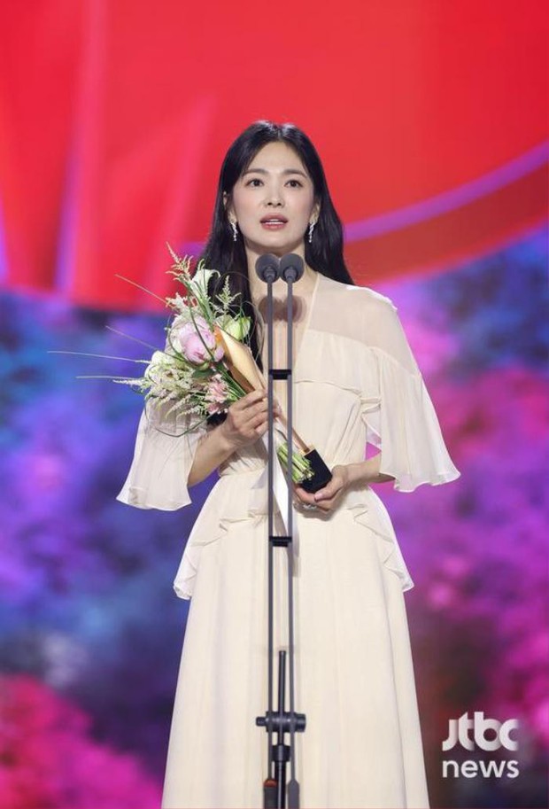 3 mỹ nhân quyền lực nhất Baeksang 2023 chung khung hình: Song Hye Kyo tương tác cực đáng yêu với em gái Daesang - Ảnh 4.