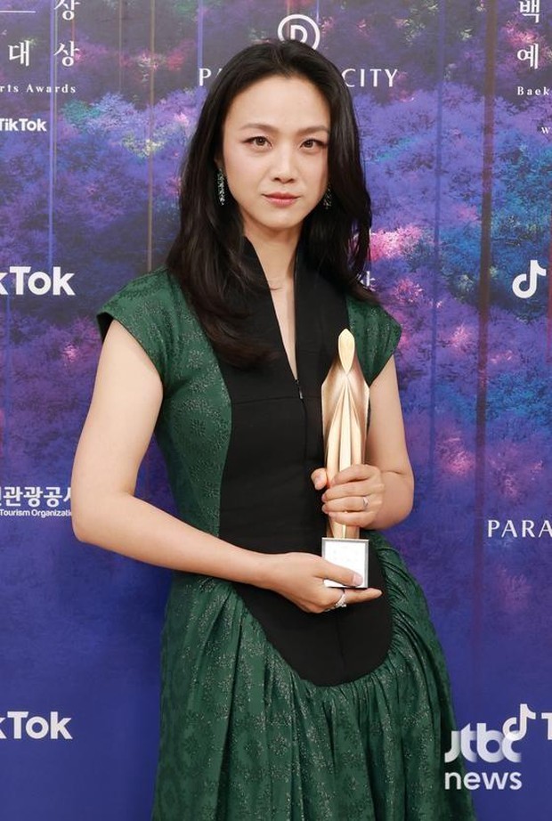 3 mỹ nhân quyền lực nhất Baeksang 2023 chung khung hình: Song Hye Kyo tương tác cực đáng yêu với em gái Daesang - Ảnh 5.