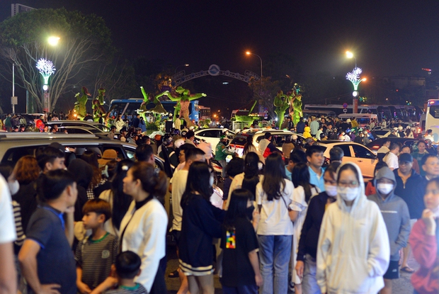 Chợ đêm Đà Lạt chật kín du khách ngày đầu nghỉ lễ 30-4 và 1-5 - Ảnh 1.