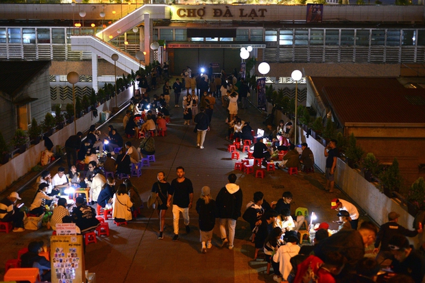 Chợ đêm Đà Lạt chật kín du khách ngày đầu nghỉ lễ 30-4 và 1-5 - Ảnh 12.