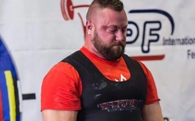 Kỳ lạ người đàn ông vô địch giải cử tạ nữ - Ảnh 1.