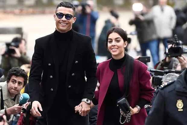 Bạn gái thừa nhận choáng ngợp trước vẻ đẹp trai của Ronaldo, tối chỉ cần ngắm là ngủ ngon - Ảnh 2.