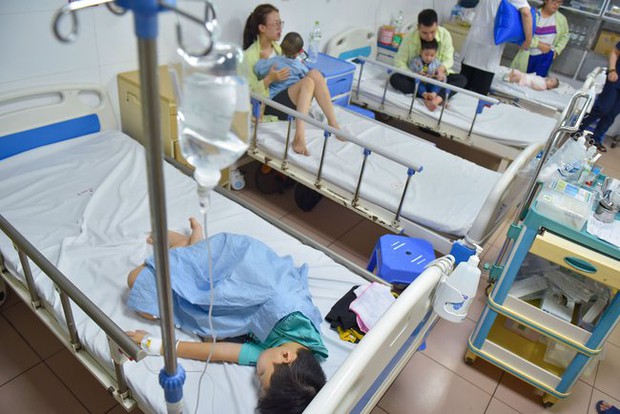 Nhiều trẻ mắc virus hợp bào hô hấp RSV biến chứng nhanh, bác sĩ cảnh báo dấu hiệu cần tới viện - Ảnh 1. Nhiều trẻ mắc virus hợp bào hô hấp RSV biến chứng nhanh, bác sĩ cảnh báo dấu hiệu cần tới viện - Ảnh 1.