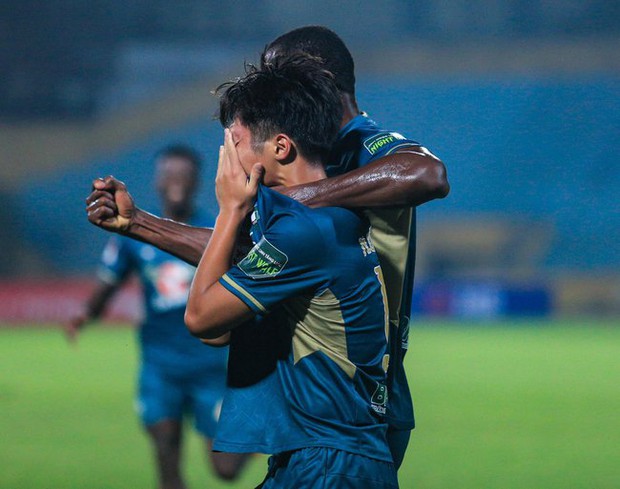 Sao trẻ U23 Việt Nam bật khóc khi ghi bàn đầu tiên ở V.League - Ảnh 3.