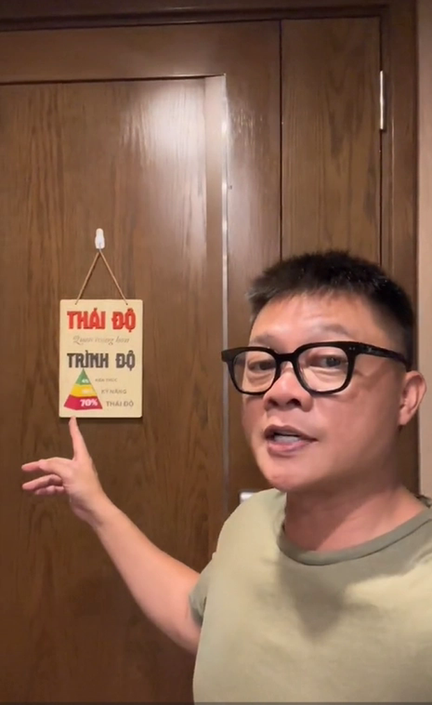 Đột nhập nhà BTV Quang Minh, đến phòng 2 con trai lớn ai cũng thắc mắc về chiếc camera lắp ở góc tủ: Không phải để kiểm soát con, thì làm gì? - Ảnh 1. Đột nhập nhà BTV Quang Minh, đến phòng 2 con trai lớn ai cũng thắc mắc về chiếc camera lắp ở góc tủ: Không phải để kiểm soát con, thì làm gì? - Ảnh 1.