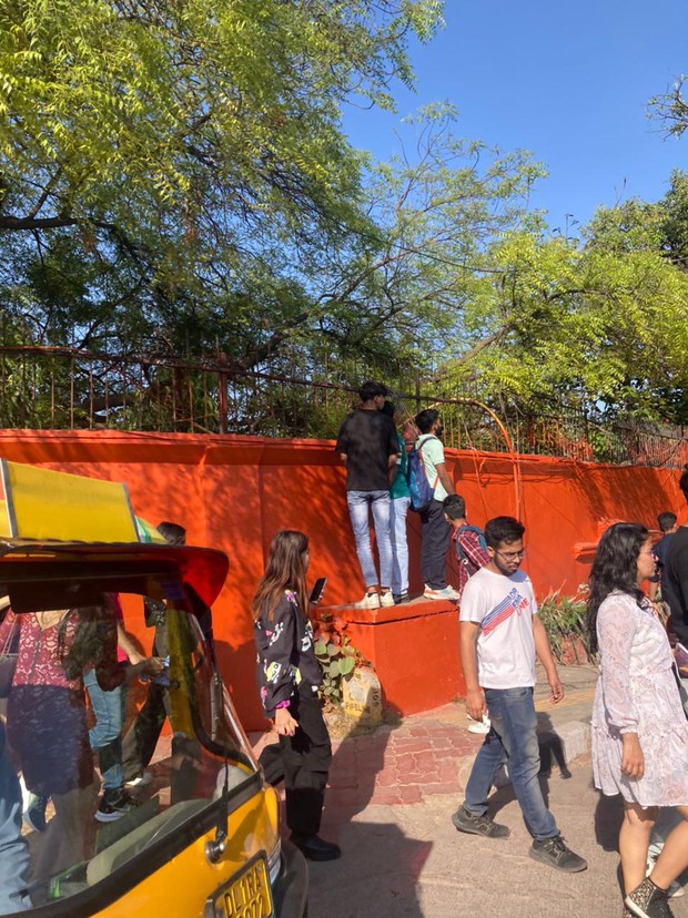 Ấn Độ: Nhiều gã đàn ông trèo tường vào trường học để tấn công tình dục sinh viên nữ - Ảnh 3.