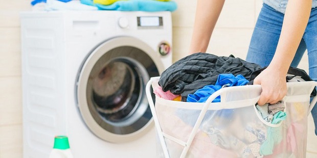 Nên mua máy giặt cửa trên hay máy giặt cửa trước? Chuyên gia đưa ra 3 lợi thế vượt trội hơn của 1 loại - Ảnh 3.
