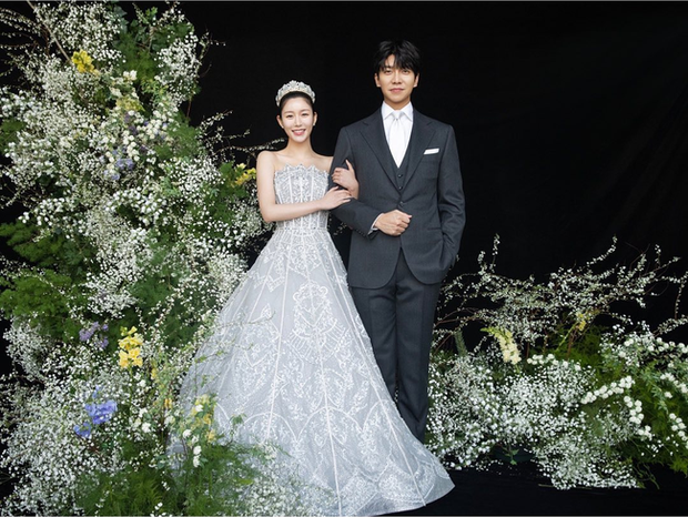 Công bố ảnh cưới đẹp như mơ của Lee Seung Gi: Cô dâu cười tít mắt, chú rể có cử chỉ ngọt ngào muốn trụy tim - Ảnh 2.