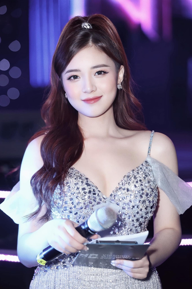 MC quốc dân Phương Thảo đã thay đổi như thế nào sau 4 năm gắn bó cùng Liên Quân Mobile? - Ảnh 1. MC quốc dân Phương Thảo đã thay đổi như thế nào sau 4 năm gắn bó cùng Liên Quân Mobile? - Ảnh 1.