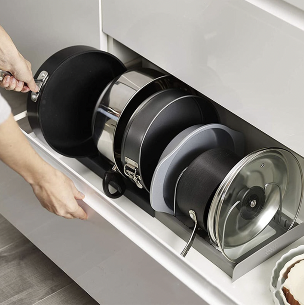 4 dụng cụ lưu trữ nắp nồi tốt nhất giúp nhà gọn tinh tươm - Ảnh 1.