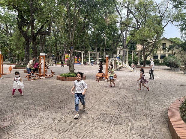 Công viên tại Hà Nội đông nghịt người dịp lễ 30/4 - 1/5 - Ảnh 11. Công viên tại Hà Nội đông nghịt người dịp lễ 30/4 - 1/5 - Ảnh 11.