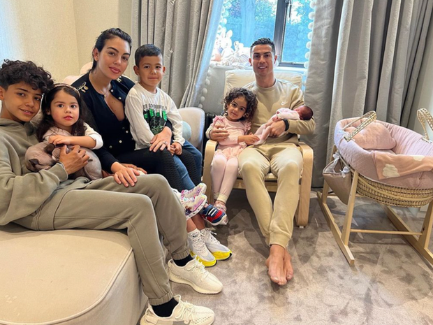 Ronaldo có động thái cực tình với bạn gái Georgina, đập tan tin đồn rạn nứt sắp chia tay - Ảnh 3. Ronaldo có động thái cực tình với bạn gái Georgina, đập tan tin đồn rạn nứt sắp chia tay - Ảnh 3.