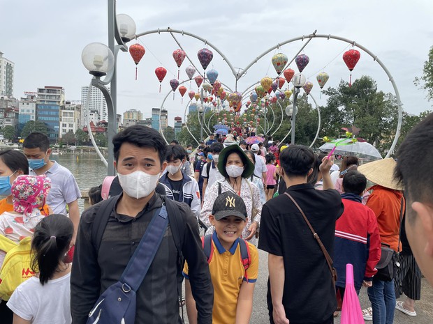Công viên tại Hà Nội đông nghịt người dịp lễ 30/4 - 1/5 - Ảnh 2. Công viên tại Hà Nội đông nghịt người dịp lễ 30/4 - 1/5 - Ảnh 2.